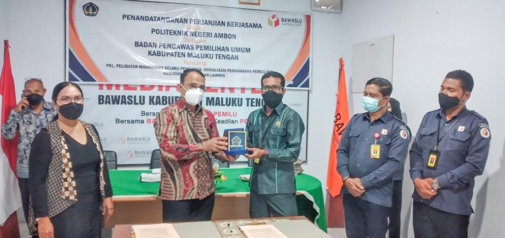 Bawaslu Kabupaten Maluku Tengah Teken Perjanjian Kerjasama Dengan Politeknik Negeri Ambon