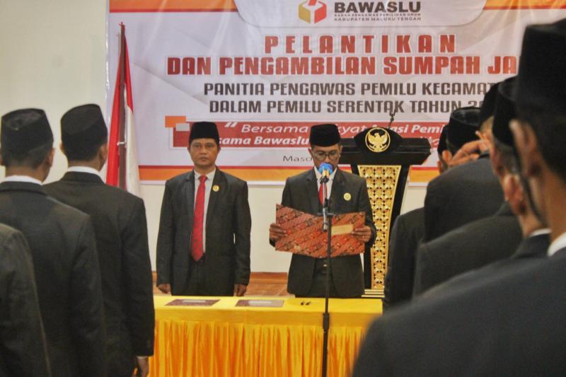 Bawaslu Kabupaten Maluku Tengah Lantik 54 Anggota Panitia Pengawas Pemilihan Kecamatan Se-Kabupaten Maluku Tengah
