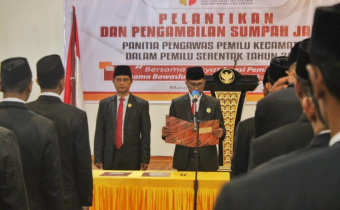 Bawaslu Kabupaten Maluku Tengah Lantik 54 Anggota Panitia Pengawas Pemilihan Kecamatan Se-Kabupaten Maluku Tengah