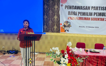 Roos Losia Kanikir Saat Membuka Kegiatan